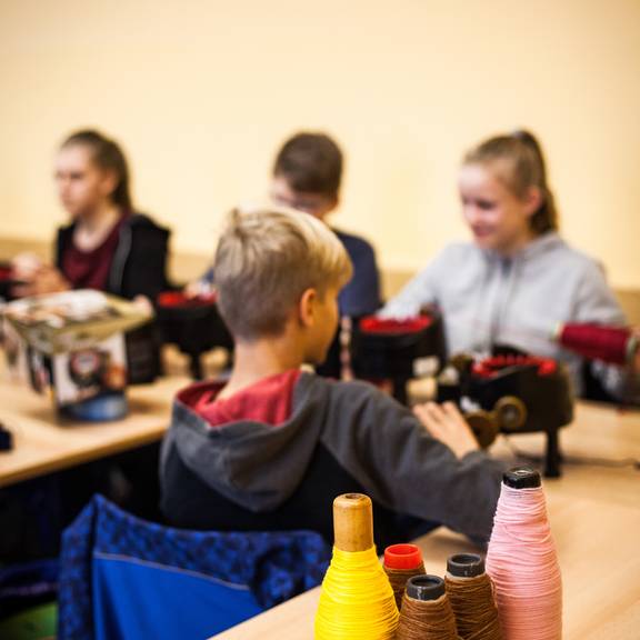 Schüler im Klassenzimmer im Projekt Museum trifft Schule