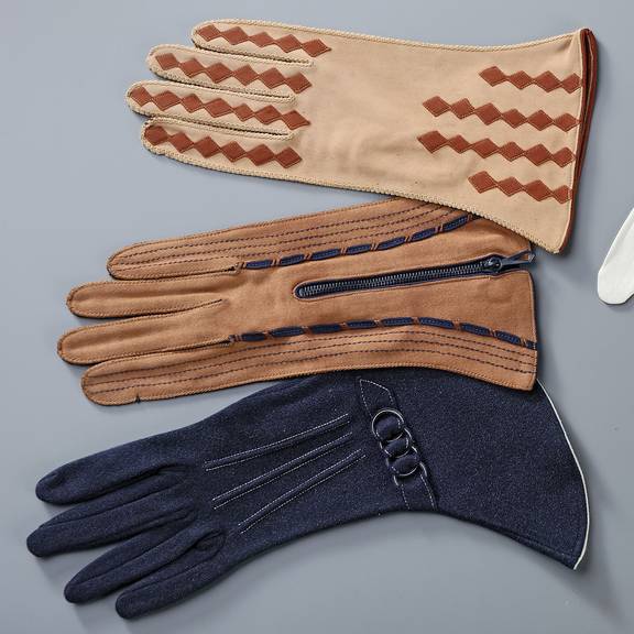 drei Stoffhandschuhe drei Stoffhandschuhe aus der Sammlung des Museums