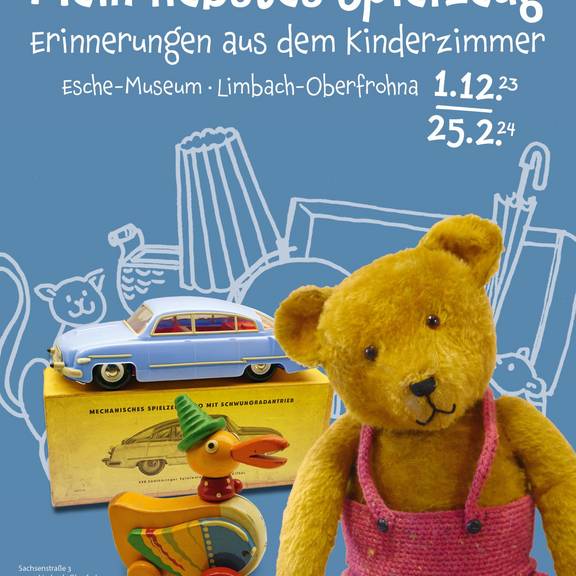 Ausstellungsplakat mit einem Teddybär, einer Holzente und einem historischen Spielzeugauto